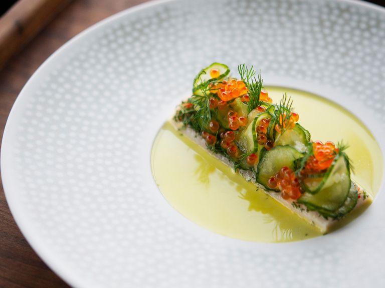 Confierte Bachforelle mit Kaviar, Gurke und Buttermilch von Jonas Zörner aus dem Restaurant Golvet confierte-bachforelle-mit-kaviar-gurke-buttermilch