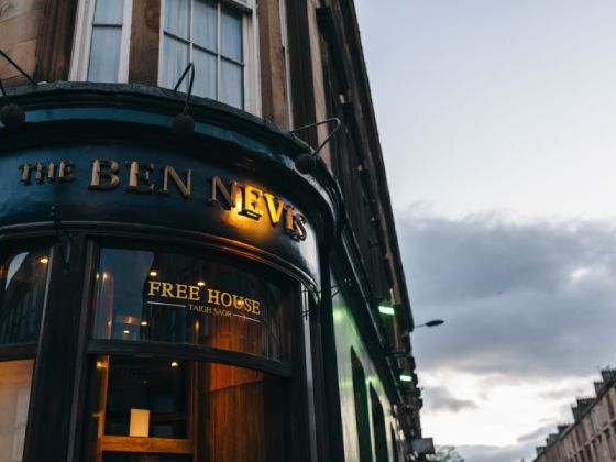 Eingang der "The Ben Nevis" Whiskey-Bar in Glasgow