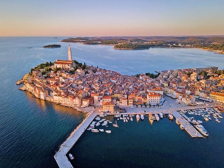 Rovinj im Abendlicht, heraus ragt die Barockkirche St. Euphemia rovinj-in-istrien
