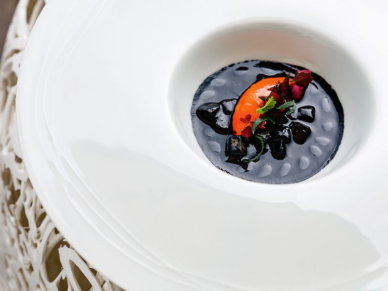 schwarze-minestrone-mit-tinte-vom-pulpo-herzmuscheln-und-tamarinde-mauro-uliassi