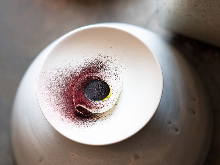 James Lowe serviert im Lyle’s Ricotta-Eis mit Johannisbeerblatt ricotta-eis-und-johannisbeerblatt-james-lowe