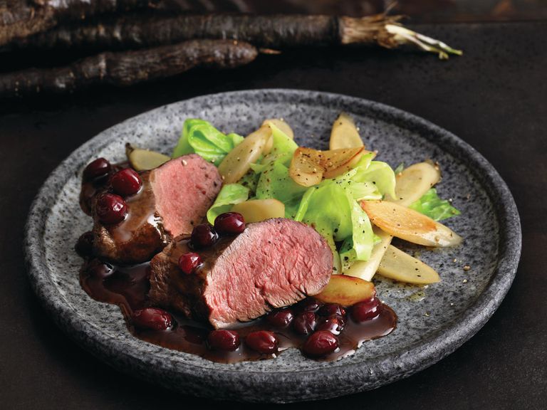 In Cranberry-Wild-Jus glasiertes Hirschfilet mit süßsaurem Schwarzwurzel-Spitzkohl-Gemüse in-cranberry-wild-jus-glasiertes-hirschfilet-mit-suesssaurem-schwarzwurzel-spitzkohl-gemuese