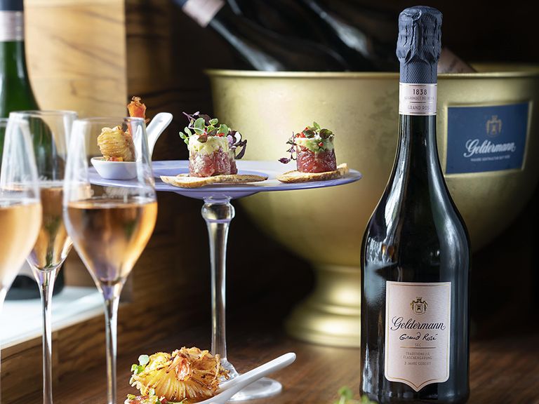 Thunfischtatar Türmchen auf Sauerteig-Brotchip  thunfischtatartuermchen