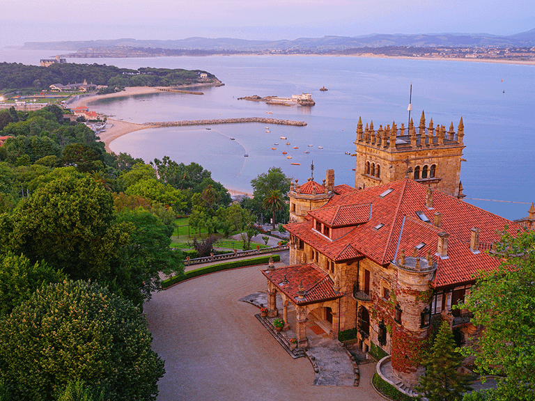 Erhaben thront der Sitz der Botín-Stiftung über der Halbinsel La Magdalena und der Bucht von Santander. Der Palacio Promonotorio gehört Emilio Botín, Präsident der Banco Santander palacio-promonotorio