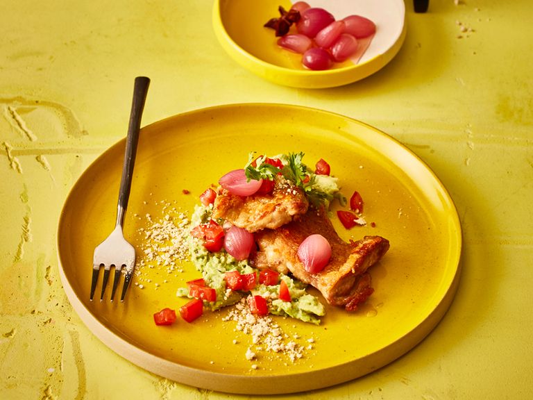 Perlhuhn-Keulen mit Guacamole-Molcajete und gepickelten Schalotten perlhuhn-keulen-guacamole-molcajete