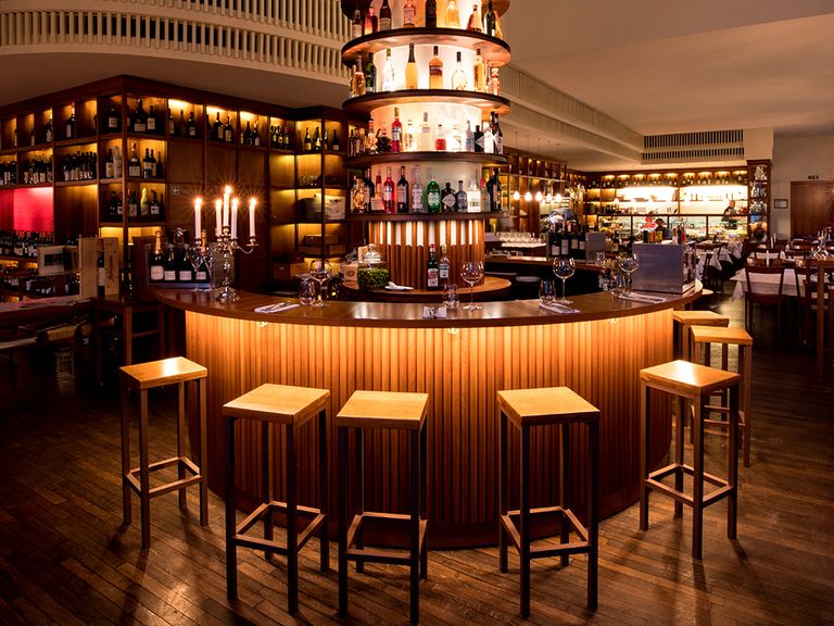 Wein im Mittelpunkt: Im italienischen Restaurant "Il Calice" in Berlin ist die Bar ein legerer Treffpunkt für den Aperitivo. Italiener in Berlin: Il Calice