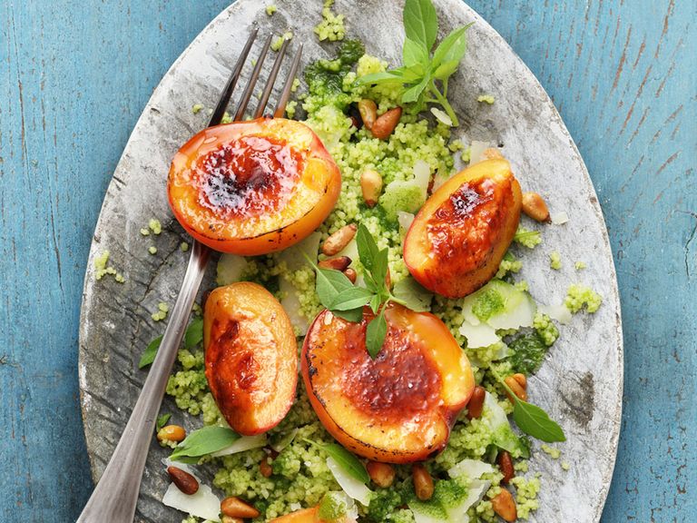 Karamellisierte Aprikosen mit Tomaten und Ziegenkäse auf Pesto-Couscous Karamellisierte Aprikosen mit Tomaten und Ziegenkäse auf Pesto-Couscous
