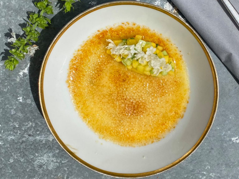 Ein Rezept von Sophie Mussotter. No-Bake Lime Crème brûlée mit Ananas, Gurke und Basilikum