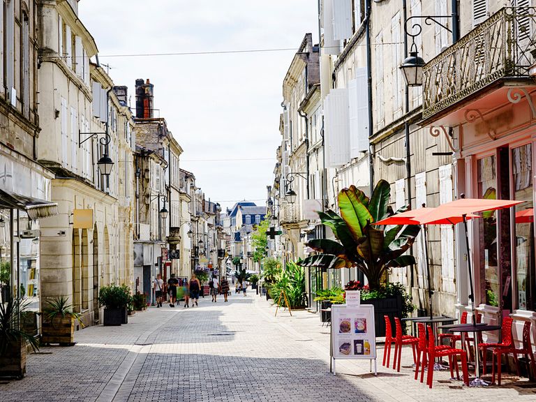 Fussgaengerzone_in_der_Altstadt_von_Cognac
