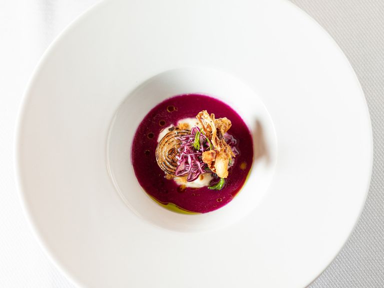 Zwiebel und Rotkohl in Variationen auf dem Teller. Chefköchin Diana Burkel wird von einer Landwirtin aus der Region beliefert. 1_ZwiebelRotkohlDill_251203_wuerzhaus-2150_preview