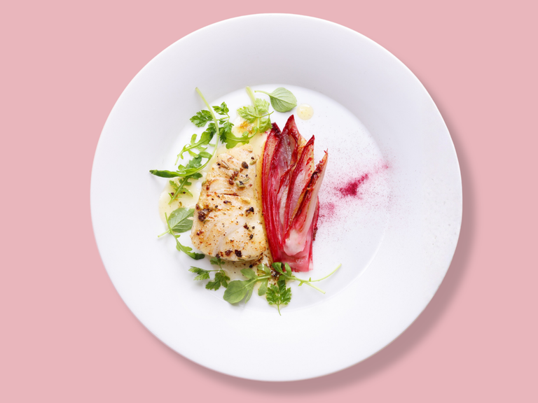 Wacholder-Skrei mit Kräuter-Rauke und Chicorée Schneller-Teller-Skrei