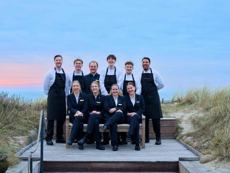 Ein Gastgeber-Team: Hinten (von links): Felipe Mehlmer, Robin Kutzki, Tristan Peer Zink, Oskar Pfordt, Alexander Jablonski, Miloud Ben Othmane; vorn (von links): Annelen Erichsen, Pauline Ramm, Lilly Konrad, Hanna Dönau. Sylt-Soelring Hof