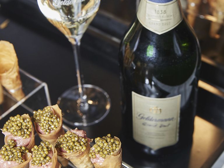 Blätterteigtütchen gefüllt mit Rindertartar und Meerrettichcreme Blätterteigtütchen gefüllt mit Rindertartar und Meerrettichcreme