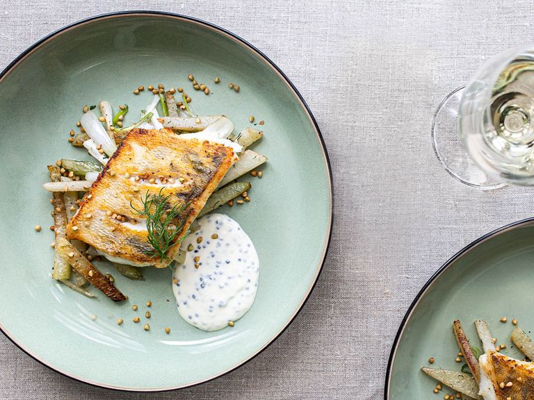 Zander auf Pastis-Kohlrabi mit Kaviar-Schmand und knusprigem Buchweizen zanderfilet-buchweizen-kaviar-schmand
