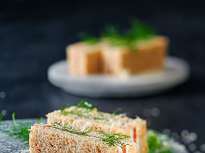 Scones & Clotted Cream, Küchlein mit Amalfi-Zitrone,
Sandwiches und mehr: Spitzenpatissier Marco D’Andrea
verraet in seinem neuen Buch verführerische Rezeptideen vollkornsandwich-teatime
