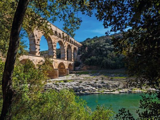 Im Hinterland der Rhône steht eines der bekanntesten Monumente Südfrankreichs: der Pont du Gard rhone-pont-du-gard