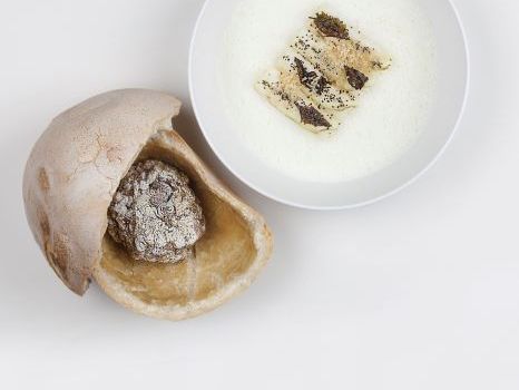 Sebastian Frank aus 
dem Berliner „Horváth“. Die Zubereitung seines „Sellerie, reif 
und jung“ braucht ein ganzes Jahr – doch das Warten lohnt sich signature-dish-sebastian-frank