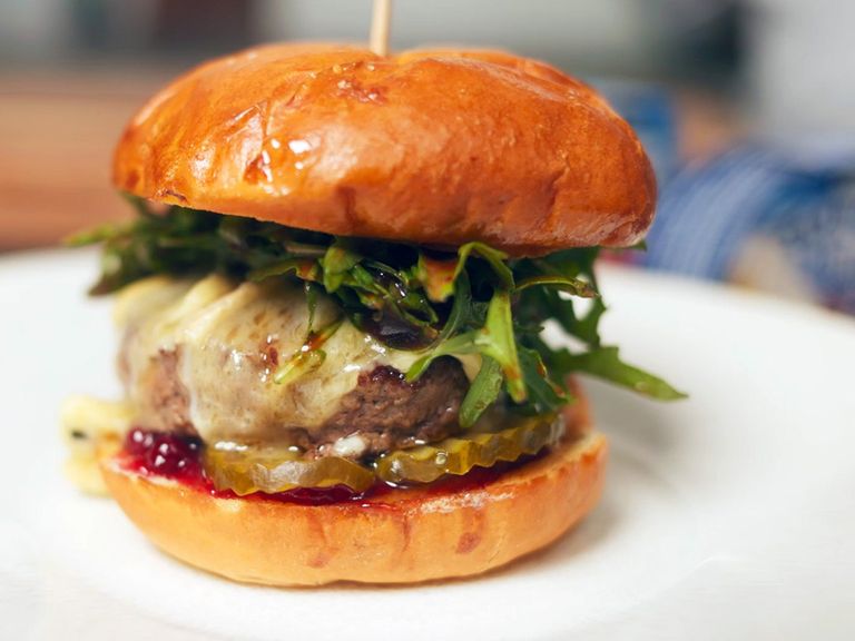Burger mit Blauschimmelkäse und Portweinzwiebeln burger-mit-blauschimmelkaese
