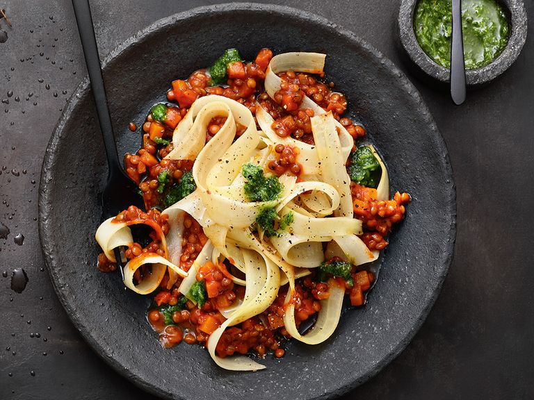 Schwarzwurzel-Pappardelle mit veganer Linsen-Kürbis-Bolognese Gemüse-Nudeln_mit_Linsen-Bolognese