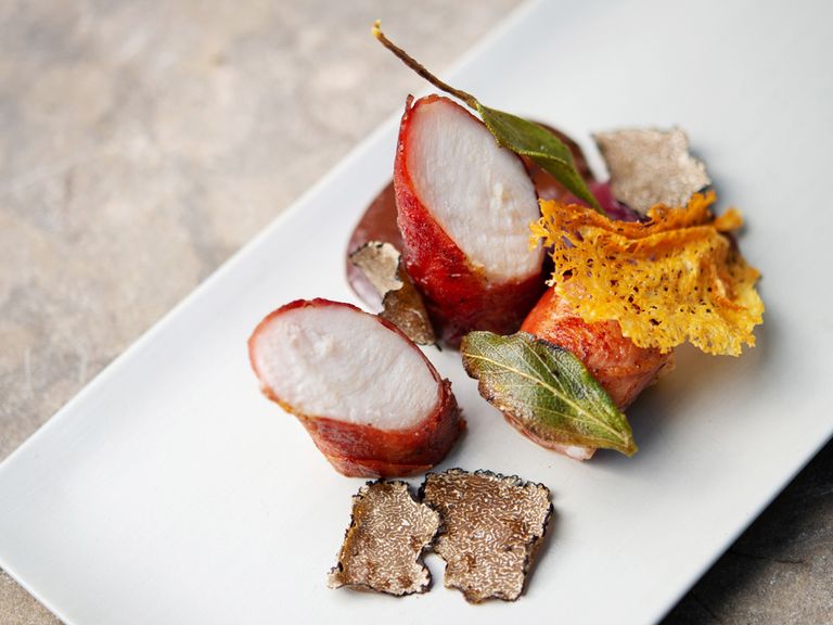 Kaninchenrücken mit Parmesan und schwarzer Trüffel von Maria Groß Take 5 Maria Groß Kaninchenrücken mit Parmesan und schwarzer Trüffel