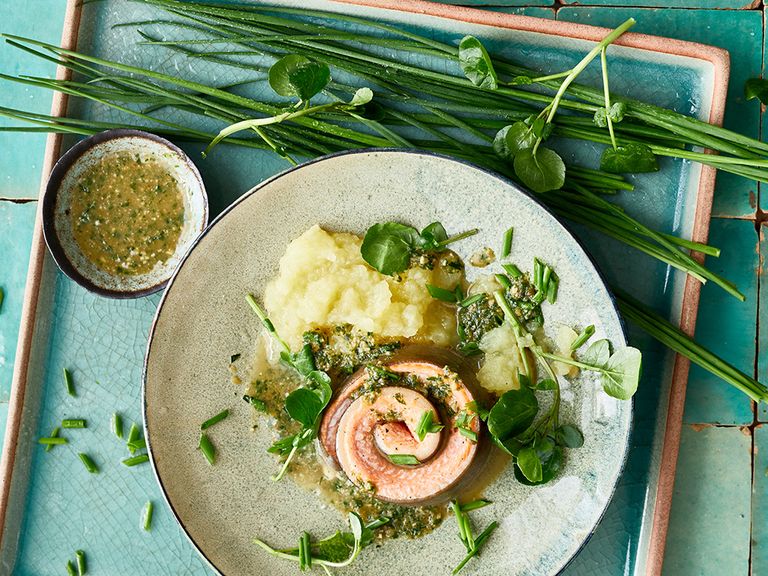 Für die Creme des Rezeptes "Warm geräuchertes Saiblingsfilet auf Apfel-Rosmarin-Creme mit Schnittlauch-Brunnenkresse-Jus" eignen sich Elstar-Äpfel besonders gut. Warm geräuchertes Saiblingsfilet auf Apfel-Rosmarin-Creme mit Schnittlauch-Brunnenkresse-Jus