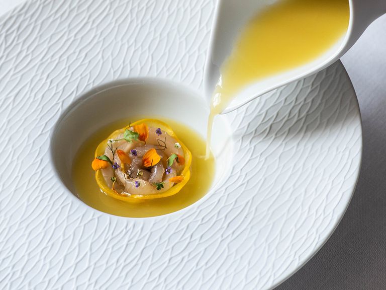 Seesaibling, gelbe Zucchini, fermentierter Maniok, Sepia-Pasta mit Saiblingskaviar
