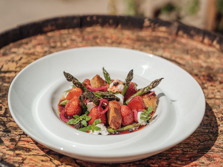 Erdbeersalat mit grünem Spargel von Koch Matthias Gfrörer Erdbeersalat mit grünem Spargel