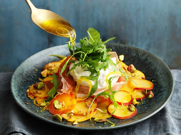 Pfirsich-Carpaccio mit Vanille-Zitronen Dressing, Burrata und Parmaschinken Pfirsich-Carpaccio