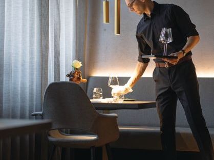 diplomsommelier-jan-pislcajt-deckt-ein