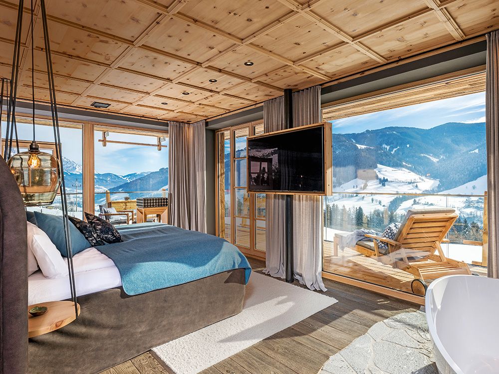 HOTEL SENHOOG LEOGANG, SALZBURGER LAND
In diesen zwei Privatchalets auf fast 1000 Hoehenmetern
koennen sich Gaeste ganz dem Naturerlebnis der Salzburger Berge hingeben. Denn hier ist für alles gesorgt, jedes Chalet verfuegt über einen eigenen Wellnessbereich mit Sauna, einen Infinity-Pool, Weinkuehlschrank, Kueche und Sonnenterrasse. hotel-senhoog-leogang-salzburger-land