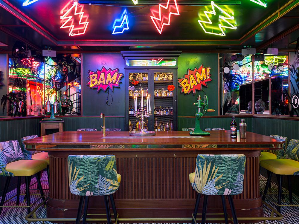 SALMON GURU
„Cocktails und Rock ’n’ Roll“ ist das Motto dieser
urban-eleganten, dabei etwas schrillen Bar im
Zentrum der Metropole salmon-guru-madrid