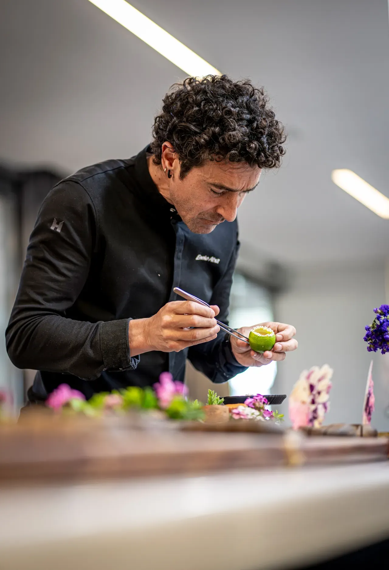 Eneko Atxa kocht im Restaurant Azurmendi