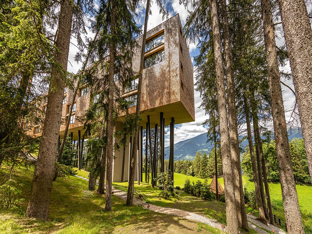 MY ARBOR ST. ANDRÄ, SUEDTIROL
Ueber allem schweben kann man in diesem besonderen Hotel im Wortsinn: Wer ein Zimmer im MyArbor bucht, schlaeft auf Augenhöhe mit den Baumwipfel my-arbor-st-andra-suedtirol