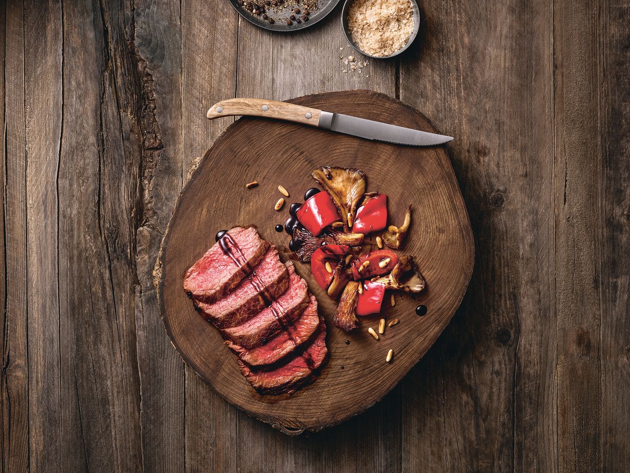 Tagliata vom rind mit gemuese und pinienkernen