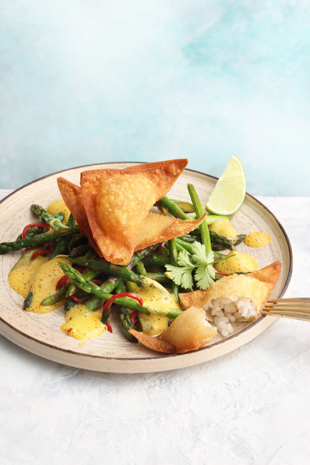Thai-Spargel mit Kokos-Curry-Schaum &amp; knusprigen Wan Tans