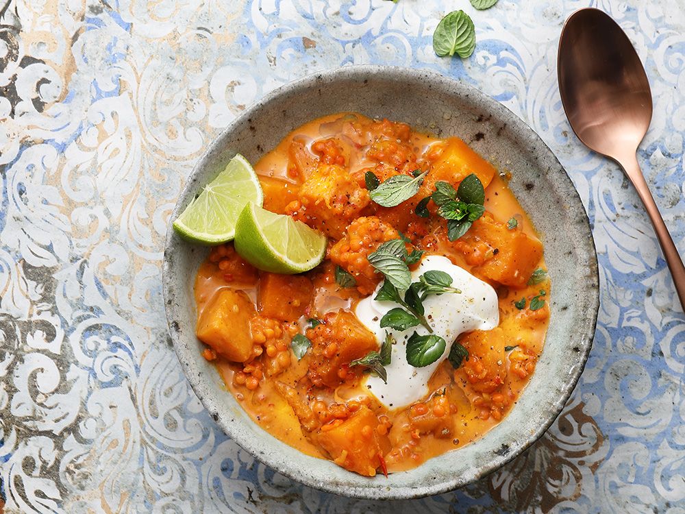 Kürbis-Kokos-Curry mit roten Linsen und Joghurt Kürbis-Kokos-Curry mit roten Linsen und Joghurt