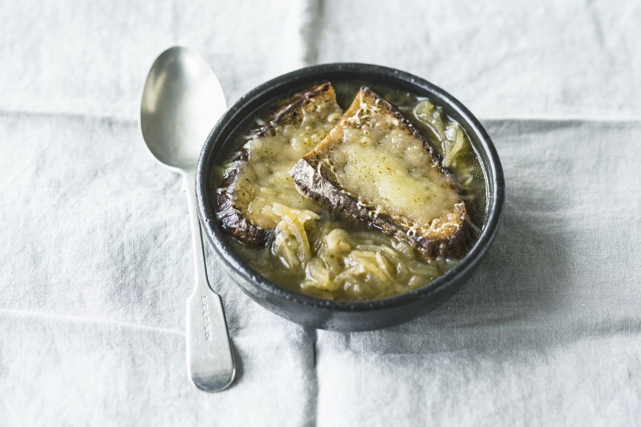 Zwiebelsuppe nach französischer Art