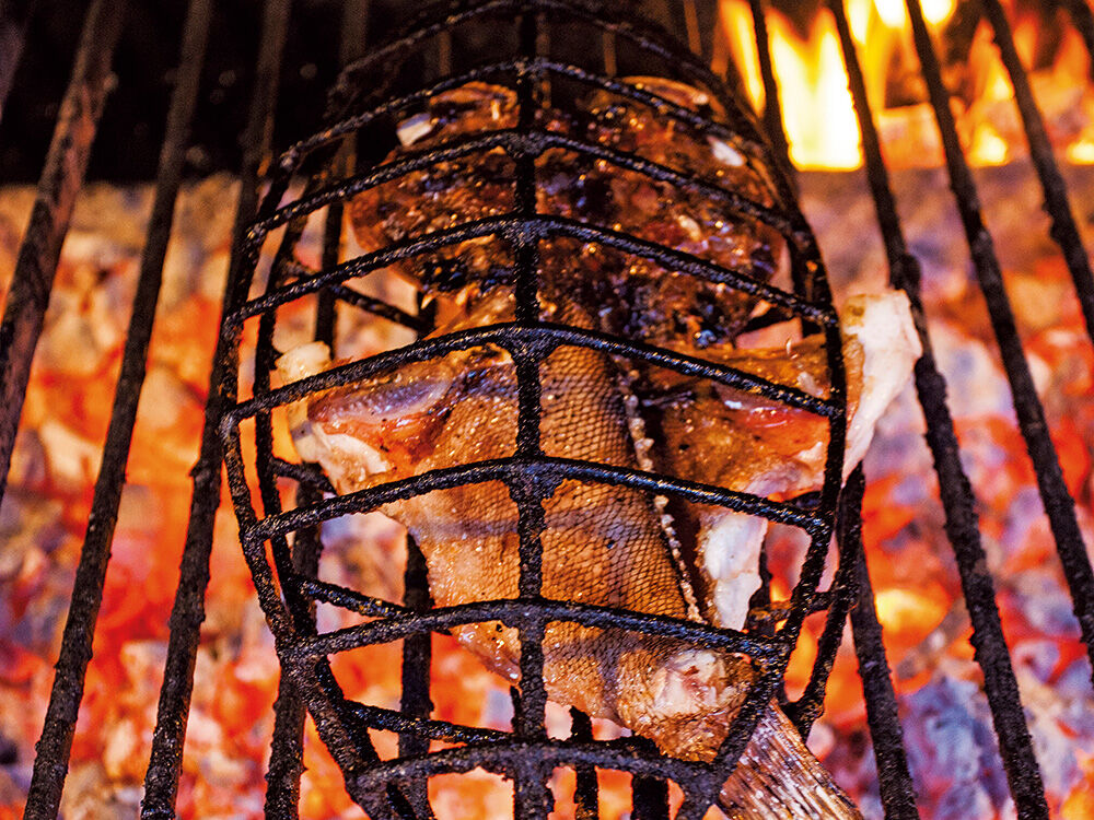 fisch-ueber-feuer-grillen