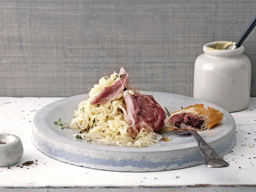 eisbein-und-blutwurststrudel-mit-sauerkraut