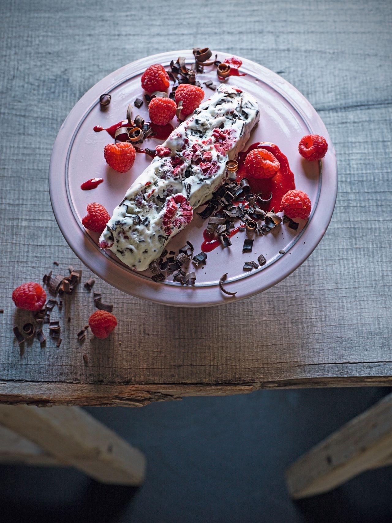 Stracciatella eistorte mit himbeeren Stracciatella eistorte mit himbeeren