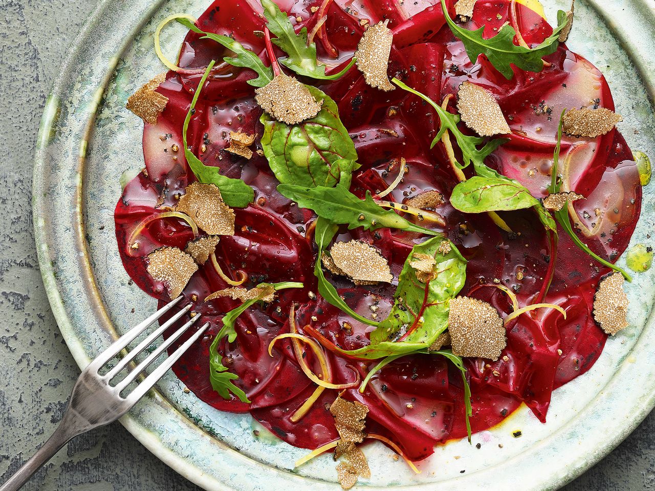 Rote-Bete-Carpaccio mit Rucola und Oliven-Zitronen-Marinade