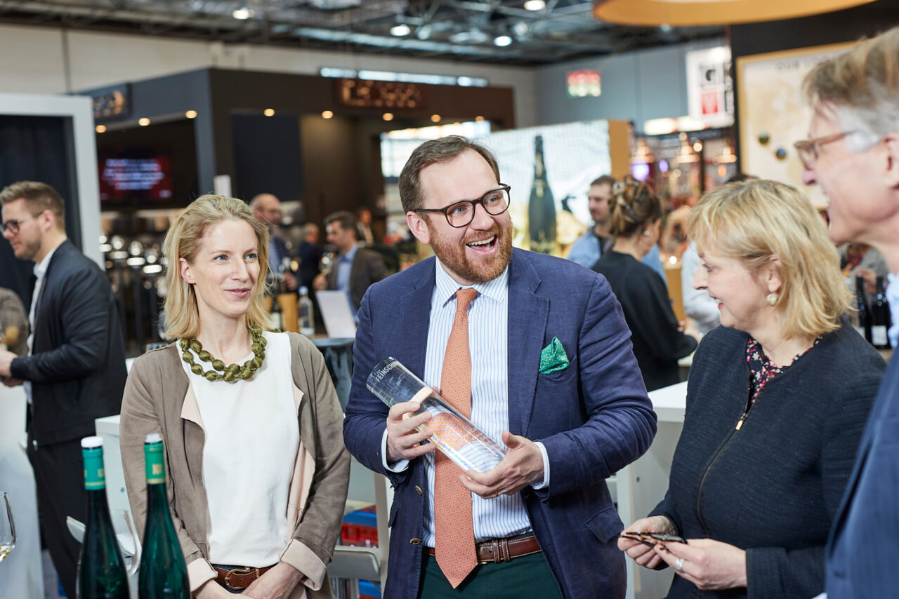 Maximin von Schubert und seine Frau Amelie mit Chefredakteurin Gabriele Heins