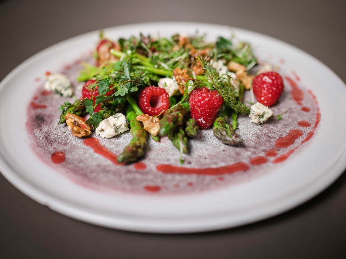 Grüner Spargel mit Himbeeren, Walnüssen und Blauschimmelkäse
