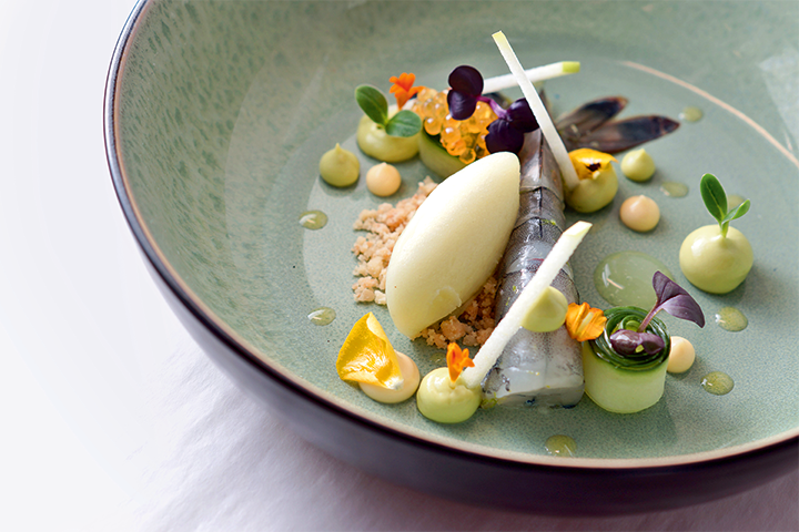 Obsiblue, blauer Garnele aus Neukaledonien, Avocado, Saiblingskaviar, Miso-Eicreme und Apfel-Wasabi-Sorbet im Yunico in Bonn