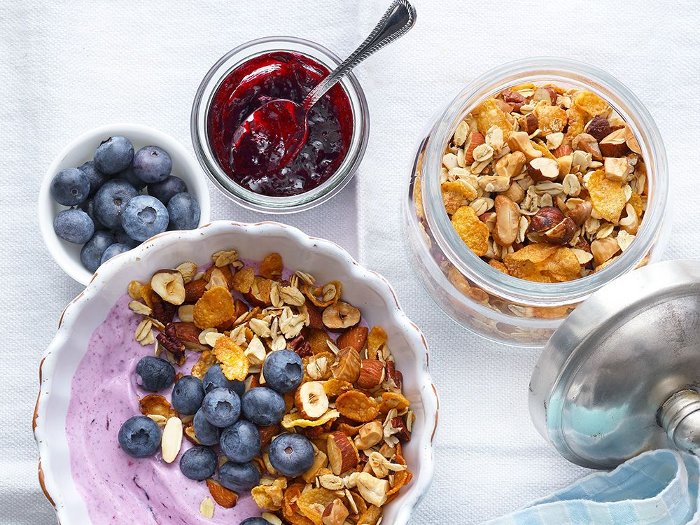 Nuss-Müsli mit Heidelbeerjoghurt Nuss-Müsli mit Heidelbeerjoghurt