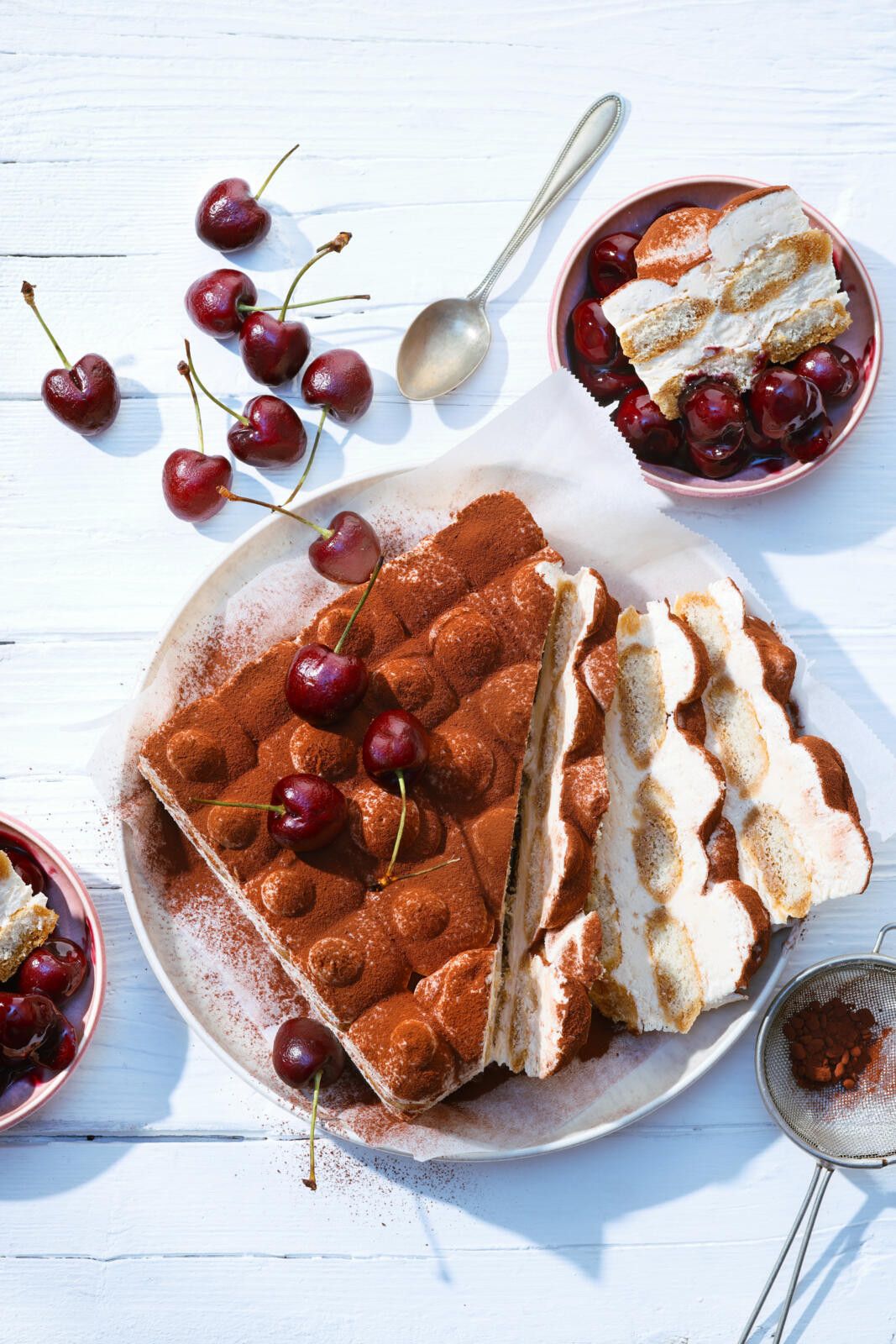 Tiramisu mit Kirschragout - ein italienisches Dessert Tiramisu mit Kirschragout - ein italienisches Dessert