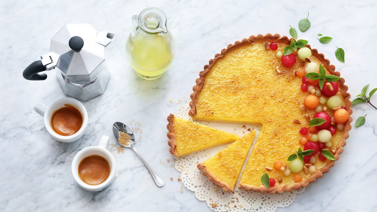 Karamellisierte limoncello tarte mit buntem melonensalat Karamellisierte limoncello tarte mit buntem melonensalat