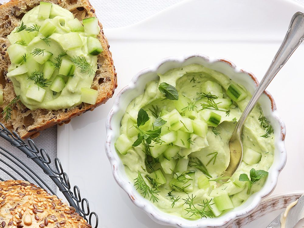 Avocado-Frischkäse mit Gurke, Dill und Minze Avocado-Frischkäse mit Gurke, Dill und Minze