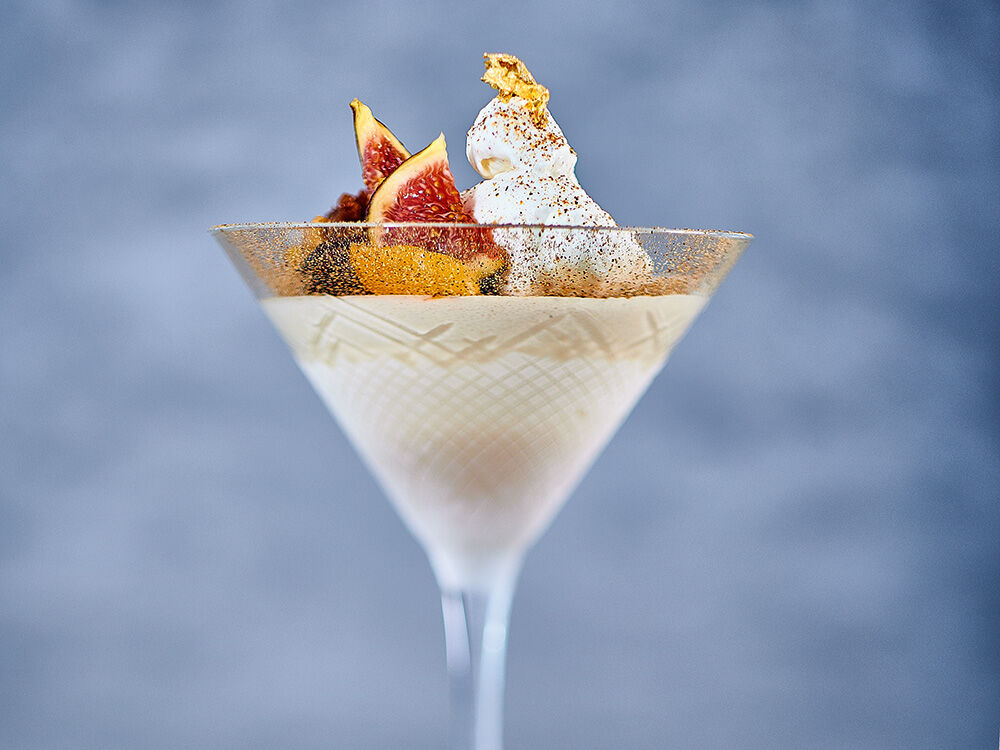 Mokka-Eis mit eingelegten Rumfrüchten und Gewürzsahne