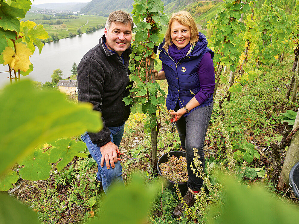 klaus-peter-und-julia-keller-in-den-weinbergen